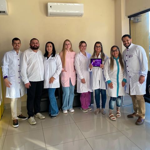 Turma de alunos e professores do Instituto Dr. Bach em Dourados