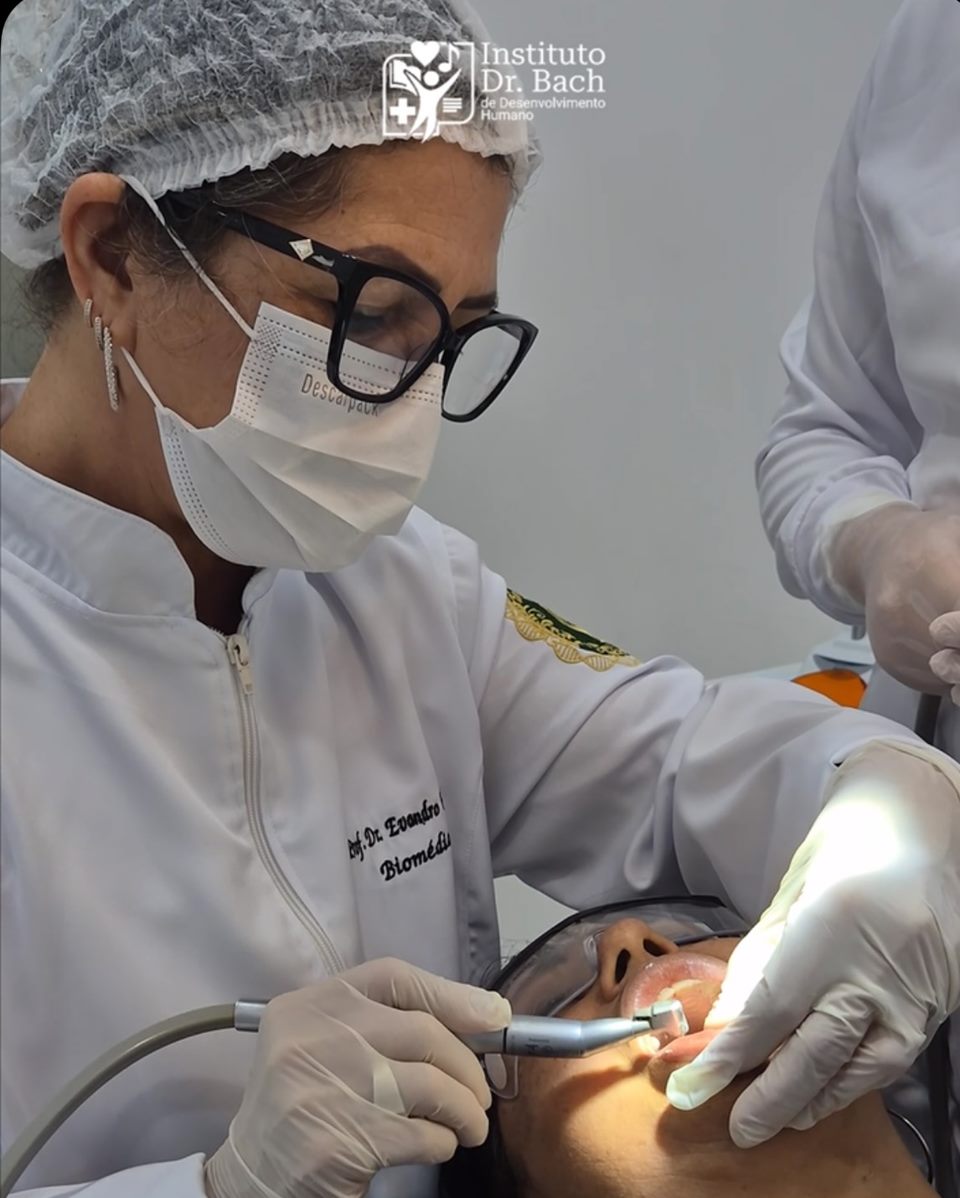 Aluna do curso técnico realizando atendimento odontológico em paciente real